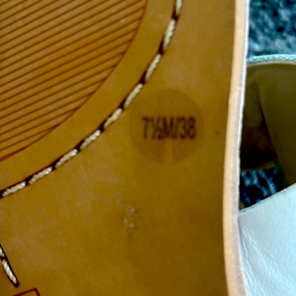 Vince Camuto- Fun sandal that add interest to any outfit! Never worn - Picture 6 of 6